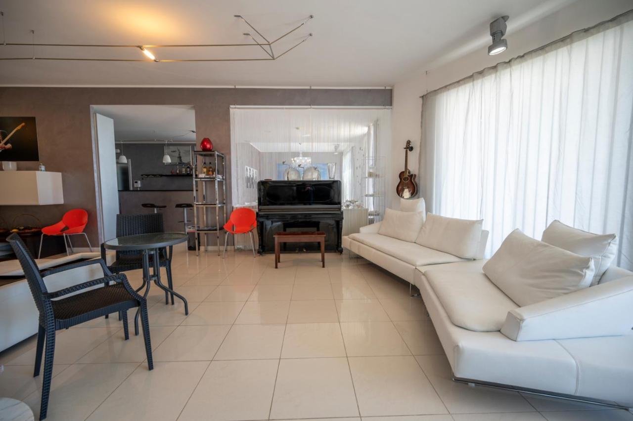 Villa Floyd Charming Rooms B&B Pachino Bagian luar foto