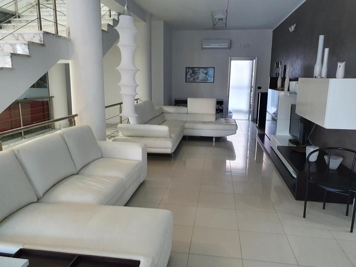 Villa Floyd Charming Rooms B&B Pachino Bagian luar foto
