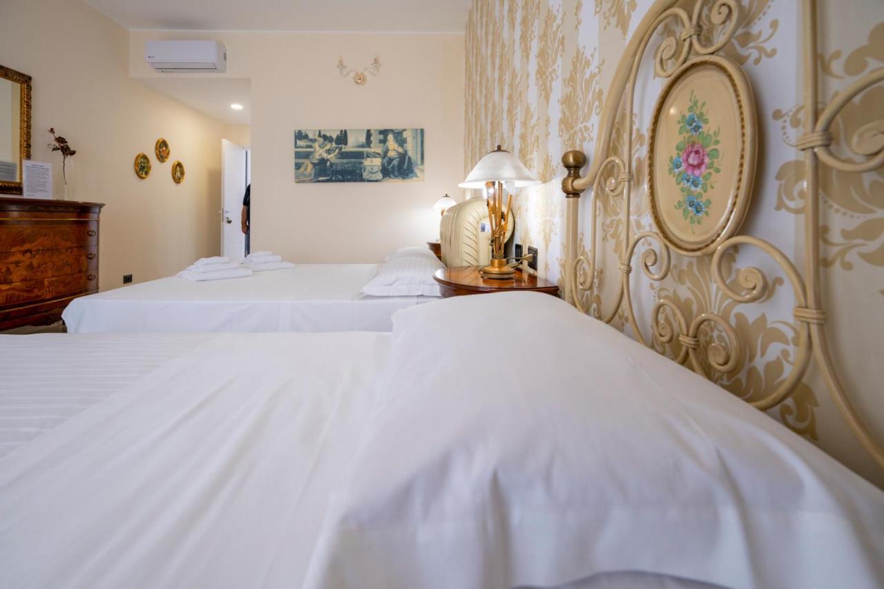 Villa Floyd Charming Rooms B&B Pachino Bagian luar foto